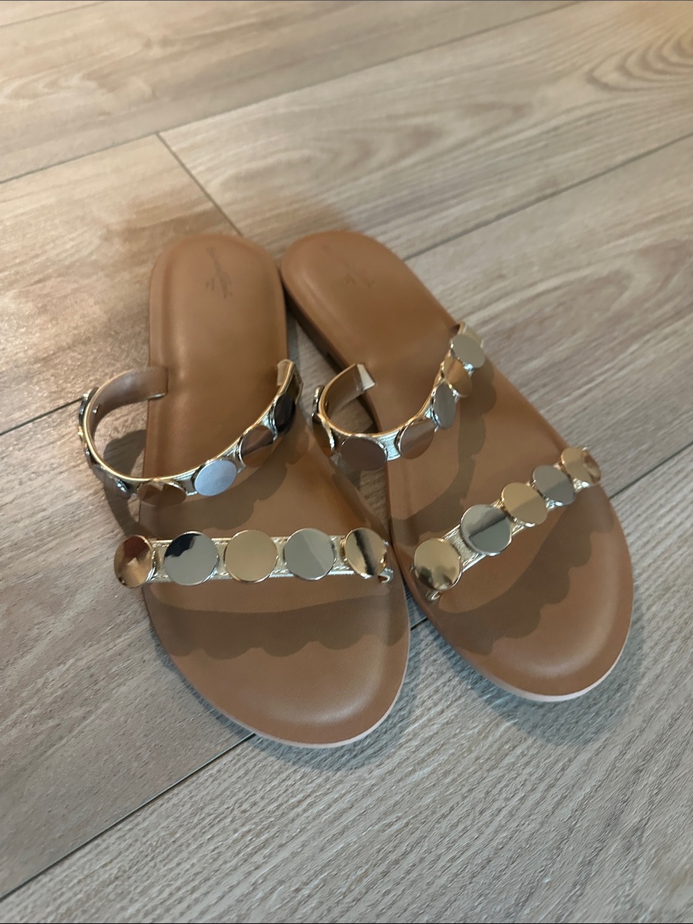 Universal thread Women’s Tan Slide Sandals with Gold and silver Accent Discs